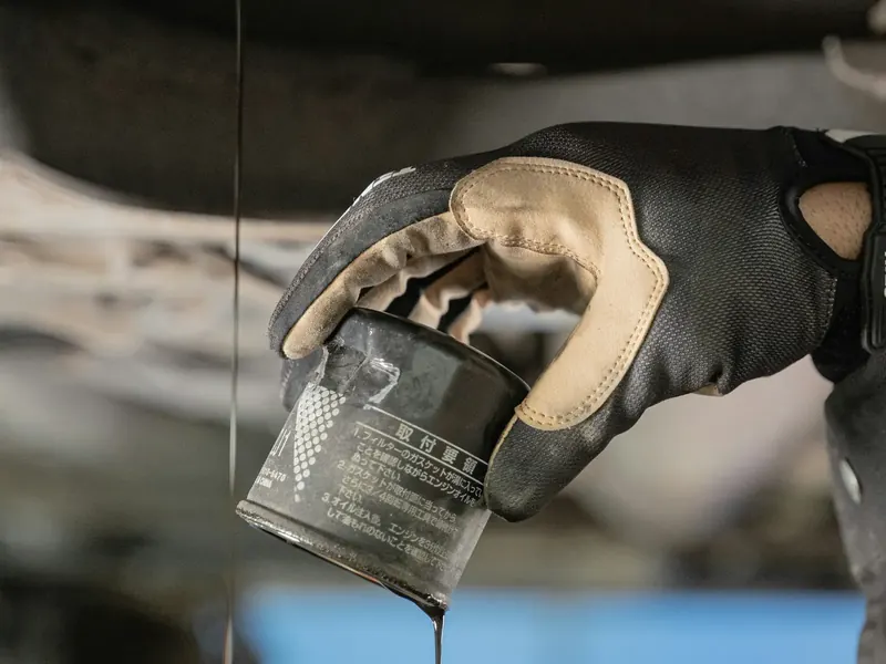 Cambio del filtro de aceite desde los bajos del coche