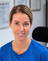 Marjaana, de atención al cliente de Karsen Taller, en la oficina del taller