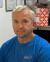 Peedo, mecánico de Karsen Taller, en la oficina del taller en Torrevieja