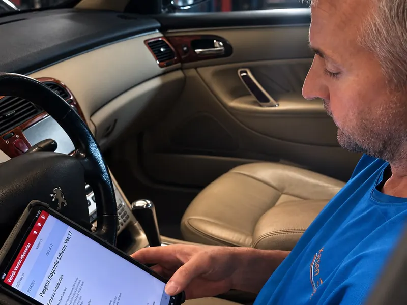 Peedo haciendo la diagnosis de un coche con la tableta