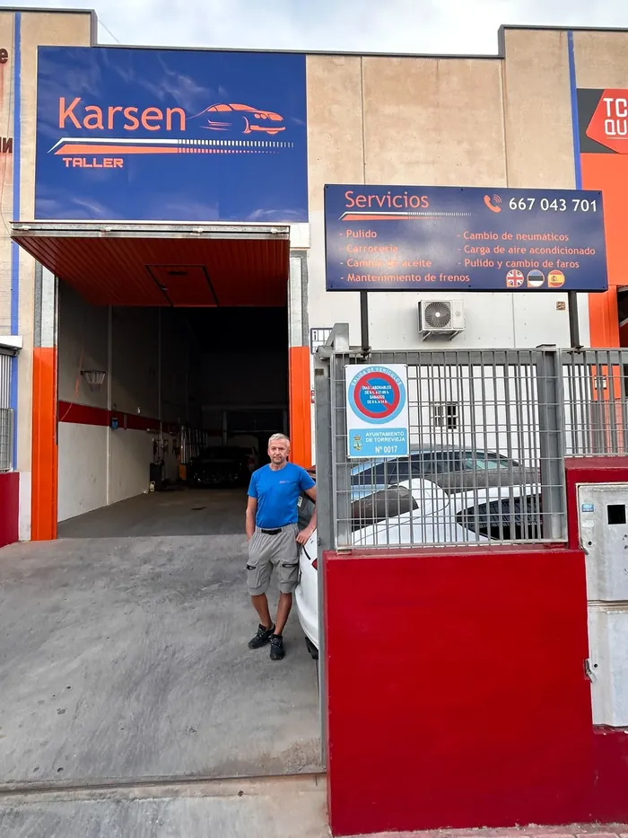 Fachada de Karsen Taller con el cartel azul, en Torrevieja