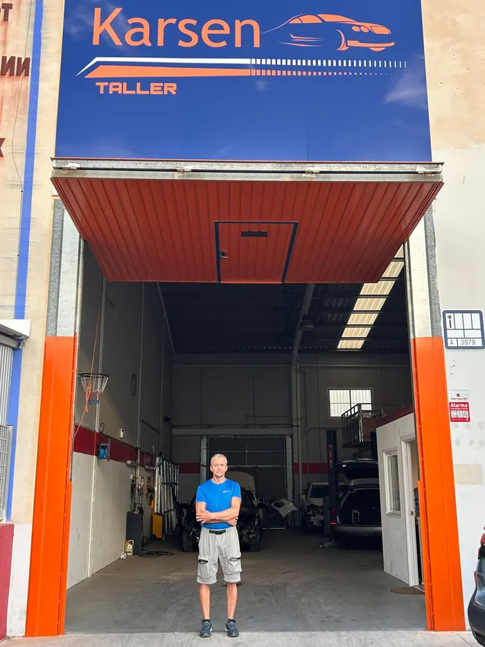 Peedo en la puerta de Karsen Taller, en Torrevieja